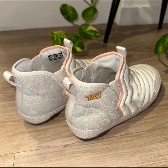 Women’s Teva Slippers - Picture 3 of 4